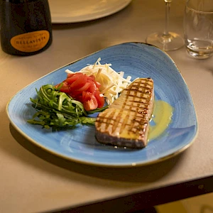 Pesce grigliato con verdure